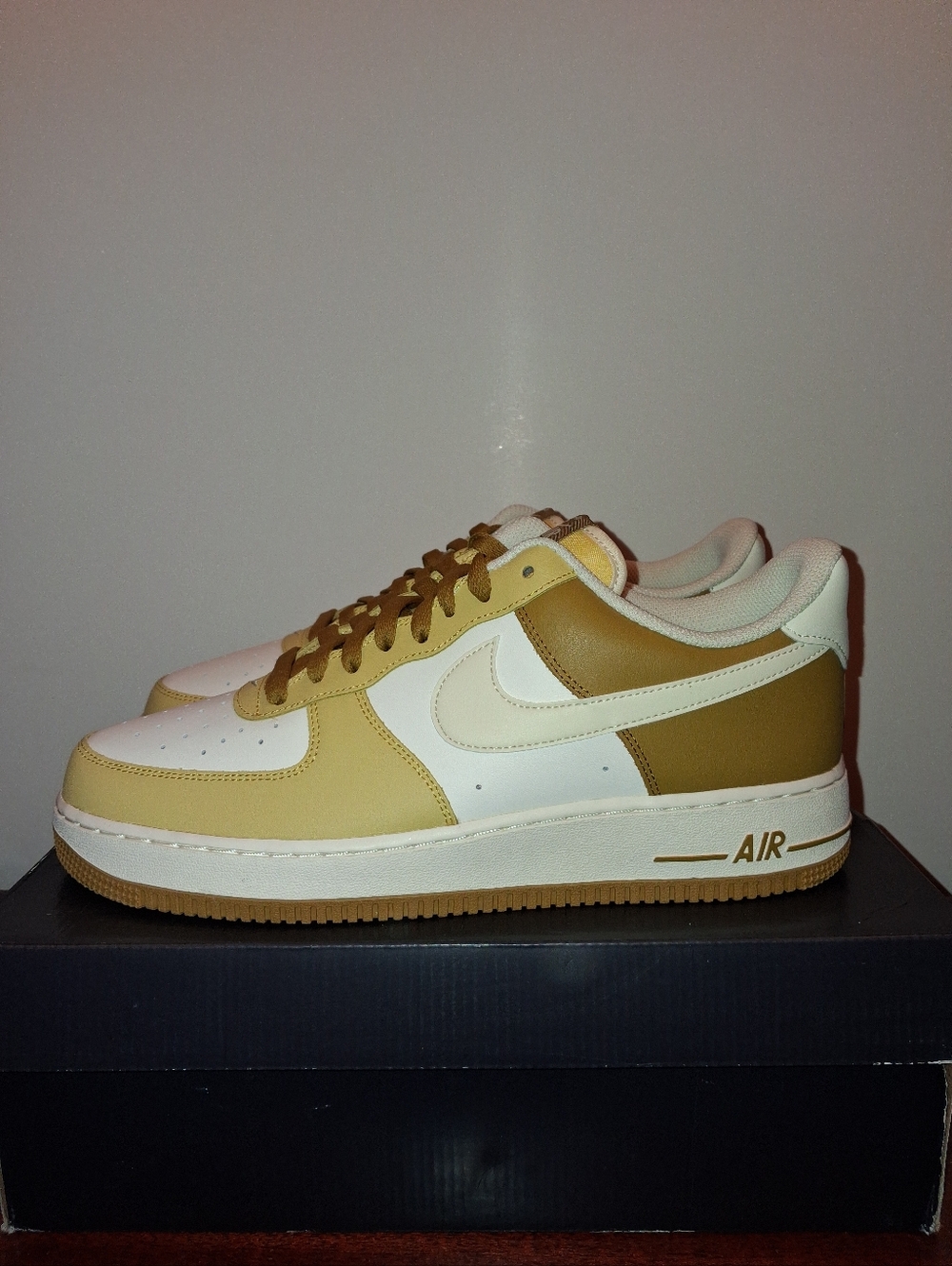 SIZE 11M - NIKE AIR FORCE 1 LOW '07 , BRONZINE. BRAND NEW IN BOX.